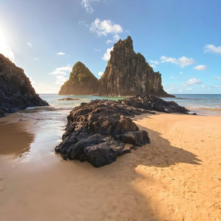 Descubra quanto custa viajar para Fernando de Noronha, o que fazer e onde se hospedar em 2025. Guia completo para planejar sua viagem perfeita!