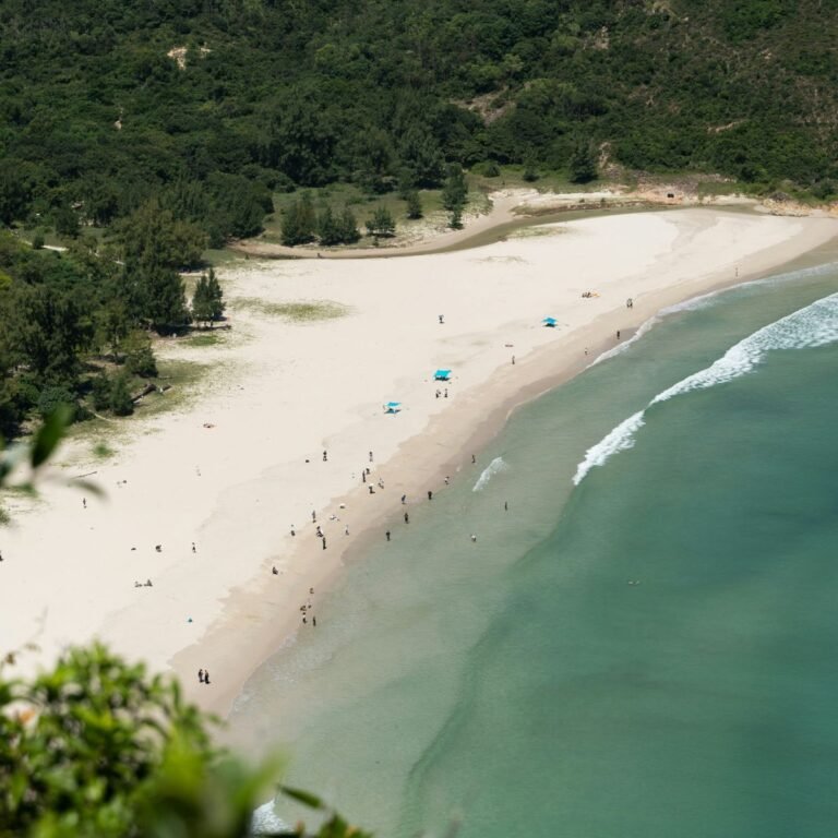 Descubra as praias imperdíveis de Fernando de Noronha com este roteiro completo para 2025. Dicas de acesso, atrações e quando visitar cada uma delas.