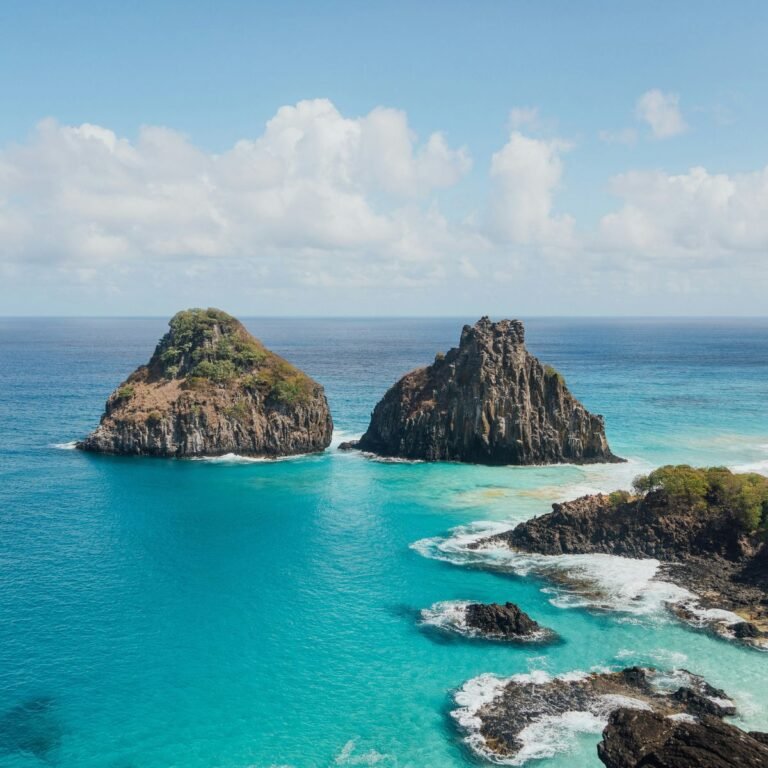 Descubra as praias mais incríveis de Fernando de Noronha com um roteiro completo e atualizado. Sancho, Porcos, Conceição e muito mais!